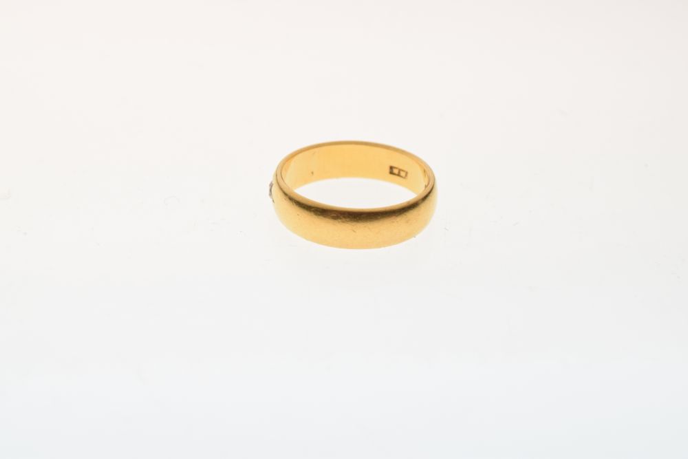 Victorian gentleman's 22ct gold wedding band with single gypsy-set diamond, London 1884, size M½, - Image 3 of 6