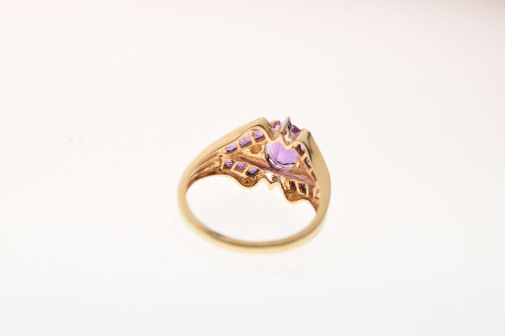 9ct gold dress ring set faceted oval amethyst-coloured central stone flanked by two small diamonds - Image 4 of 6