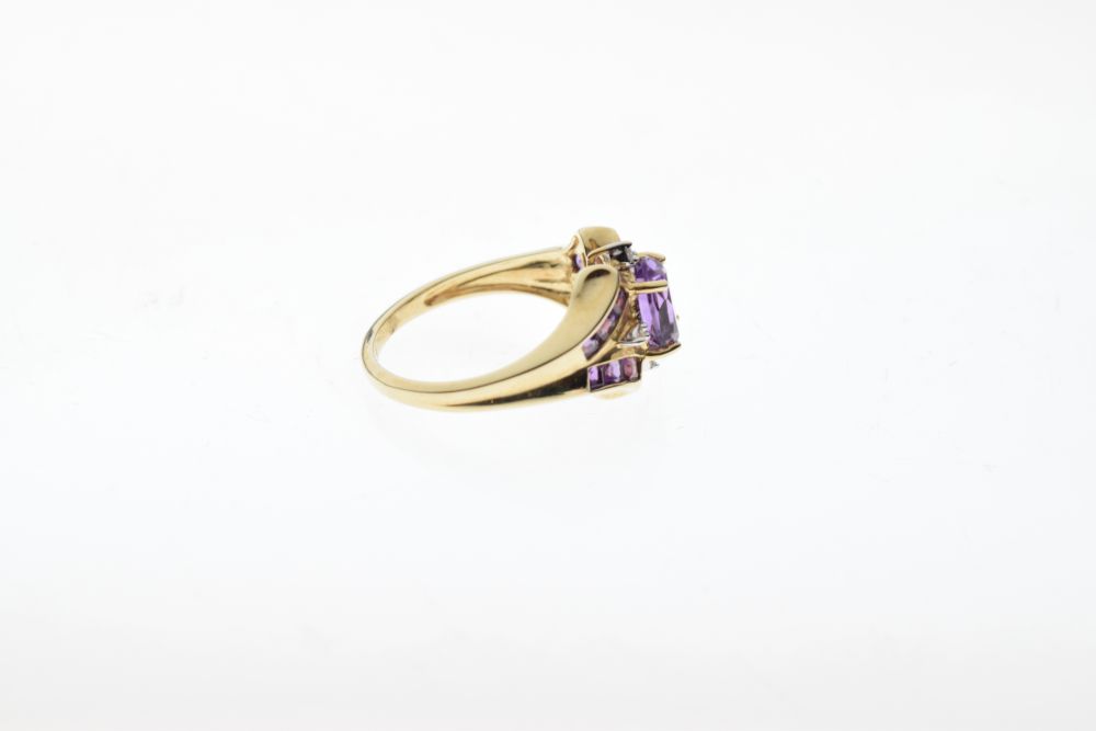 9ct gold dress ring set faceted oval amethyst-coloured central stone flanked by two small diamonds - Image 5 of 6