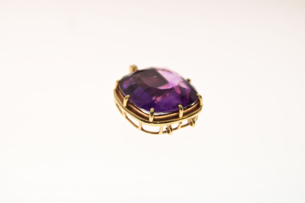 Faceted amethyst-coloured stone of approximately 17mm x 18.5mm, within yellow metal tonneau frame - Image 5 of 6