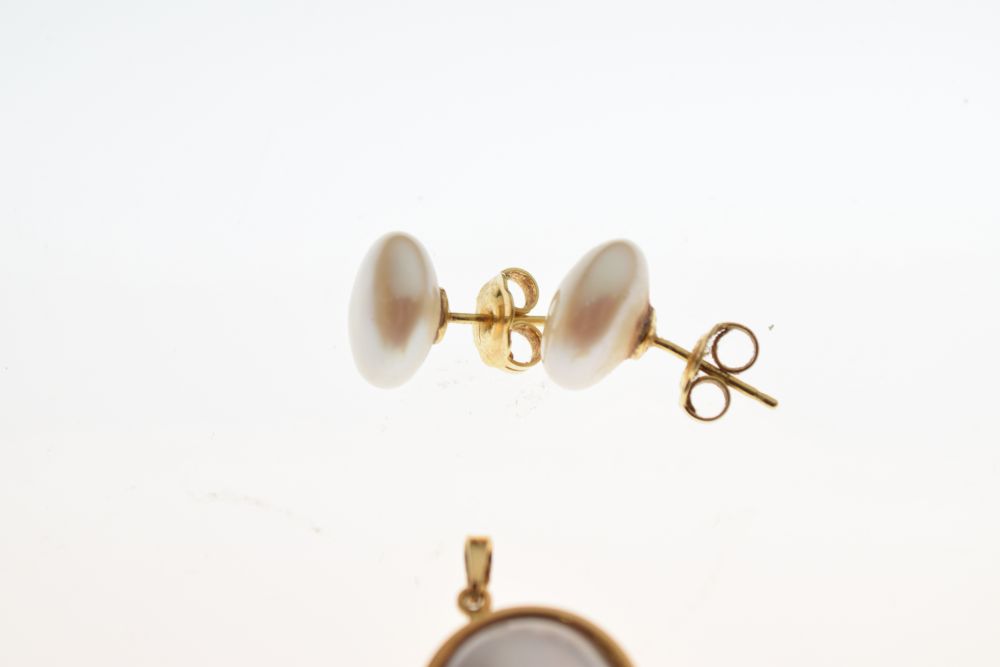 18ct gold and 'blister pearl'-set pendant, together with a similar pair of ear studs stamped 750, - Image 2 of 4