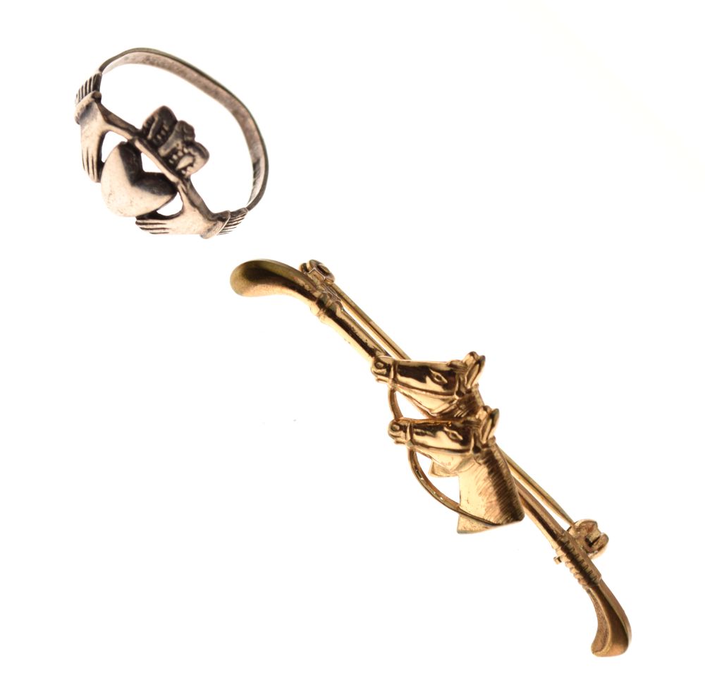 Unmarked gilt metal bar brooch formed as two horses heads and a riding crop, 4.8cm wide, together