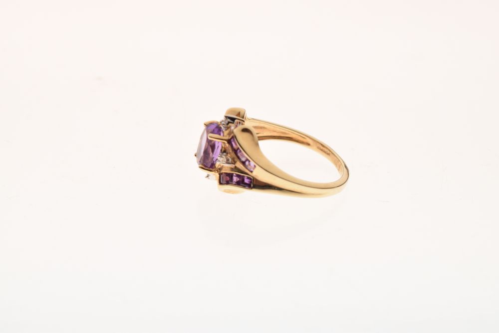 9ct gold dress ring set faceted oval amethyst-coloured central stone flanked by two small diamonds - Image 2 of 6