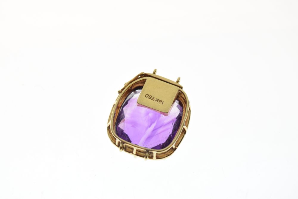 Faceted amethyst-coloured stone of approximately 17mm x 18.5mm, within yellow metal tonneau frame - Image 6 of 6