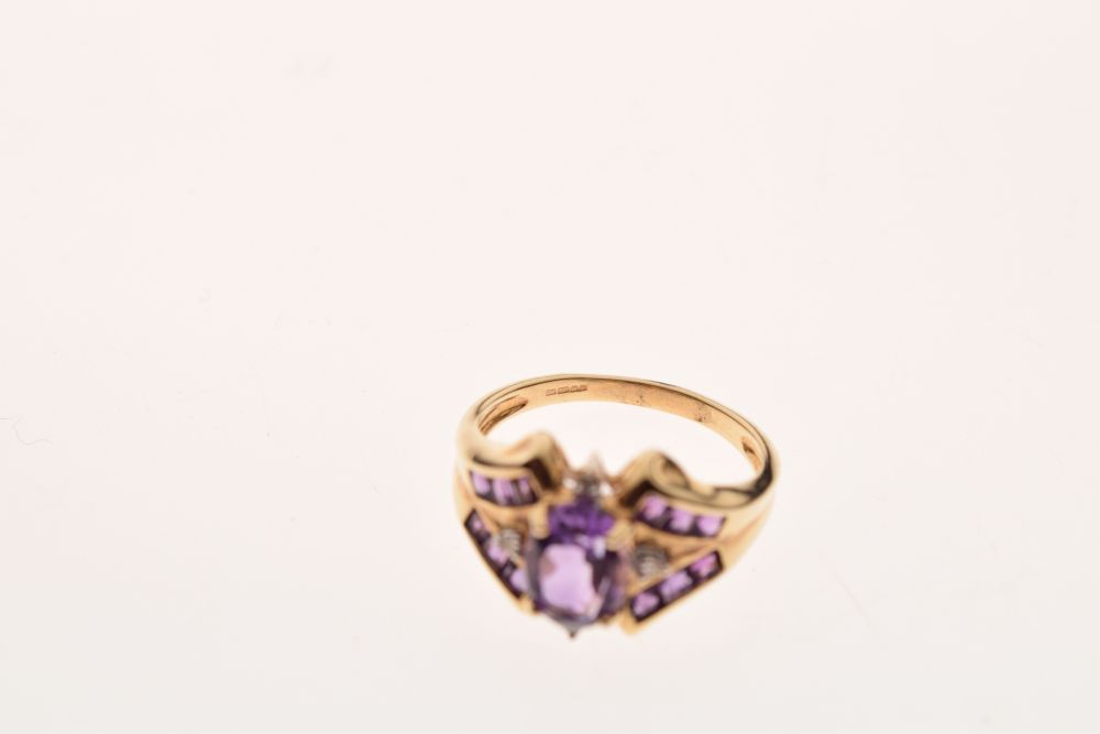 9ct gold dress ring set faceted oval amethyst-coloured central stone flanked by two small diamonds - Image 6 of 6