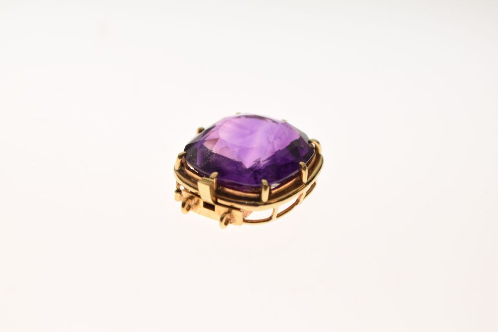 Faceted amethyst-coloured stone of approximately 17mm x 18.5mm, within yellow metal tonneau frame - Image 4 of 6