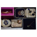 Assorted jewellery to include Victorian 9ct gold snap bangle, heart-shaped pendant, and 9ct gold,