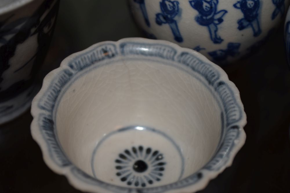 Group of 19th/early 20th Century Chinese blue and white ceramics, to include porcelain Meiping - Image 4 of 13