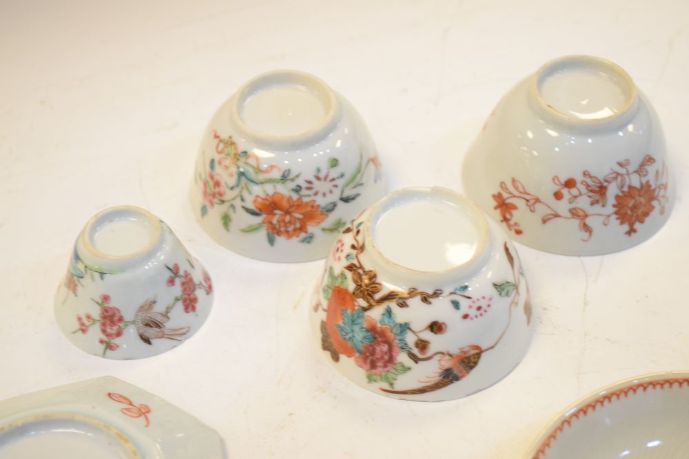 Group of late 18th and 19th Century Chinese porcelain, to include nine tea bowls, five saucers and - Image 14 of 15