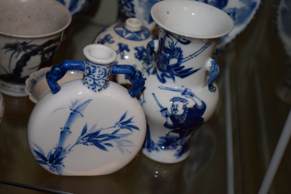 Group of 19th/early 20th Century Chinese blue and white ceramics, to include porcelain Meiping - Image 5 of 13