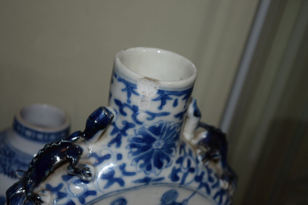 Group of 19th/early 20th Century Chinese blue and white ceramics, to include porcelain Meiping - Image 2 of 13