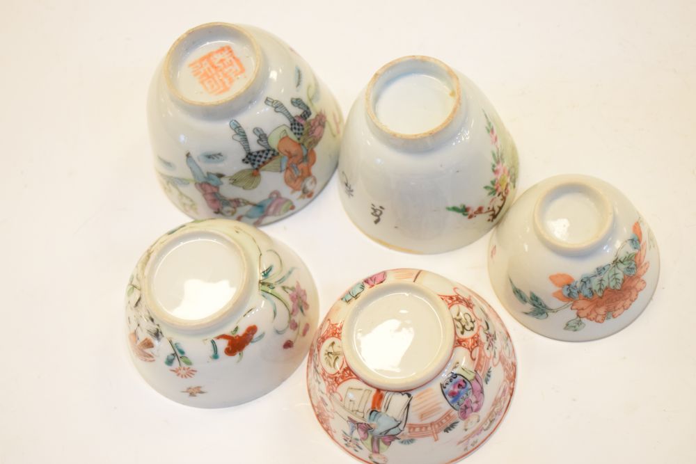 Group of late 18th and 19th Century Chinese porcelain, to include nine tea bowls, five saucers and - Image 5 of 15