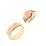 9ct gold wedding band with engraved exterior, size R, together with a 9ct gold signet ring, size