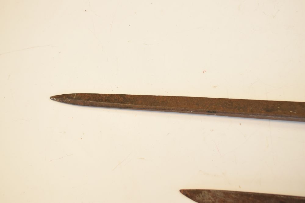 French rifle bayonet, blade 50cm long, together with British rifle bayonet marked '1907, Sanderson', - Image 7 of 11
