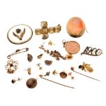 Assorted gold, yellow metal and unmarked jewellery to include cameo brooch, agate brooch set seed