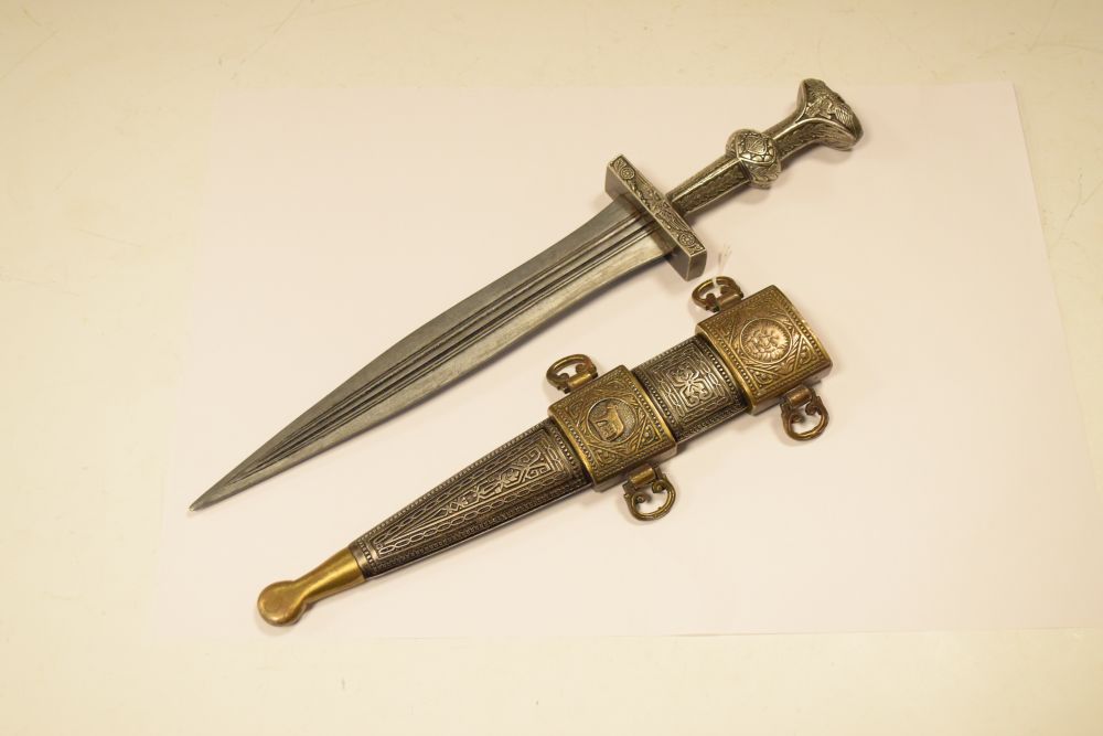Highly decorative dagger in the ancient Roman style, double-edged blade 25cm with white metal hilt - Image 2 of 7