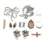 Assorted yellow metal and other jewellery to include 9ct gold signet ring, yellow metal cross