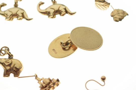 Assorted 9ct gold, yellow metal and unmarked jewellery to include single 9ct oval cufflink, pair - Image 5 of 6