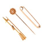 9ct gold bar brooch or tie clip, together with a yellow metal arrow brooch stamped 15ct, and a