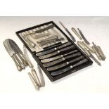 Cased set of six George V silver handled butter knives, Sheffield 1931, together with a quantity