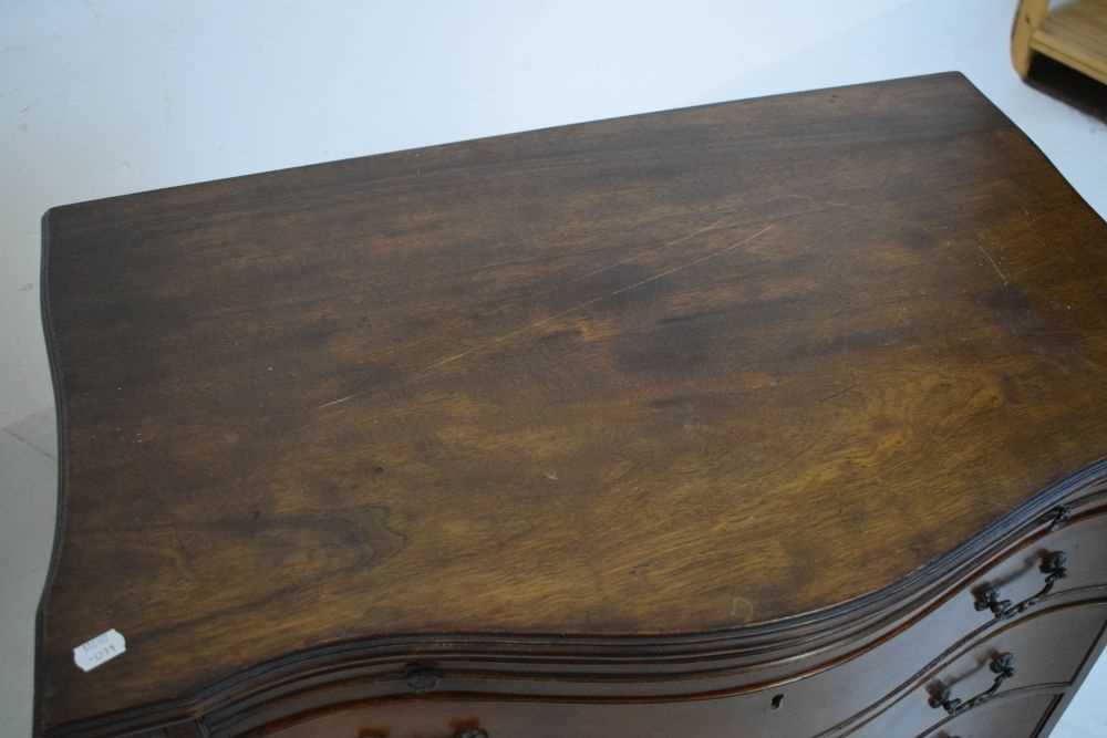 Old reproduction mahogany serpentine front chest of drawers - Image 3 of 6