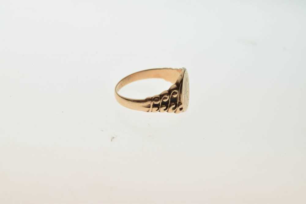 Yellow metal signet ring stamped 10k - Image 4 of 5