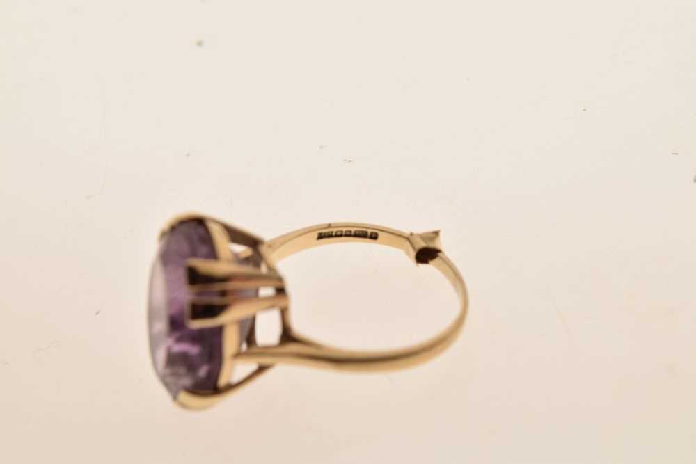 9ct gold dress ring set oval amethyst-coloured stone - Image 6 of 6