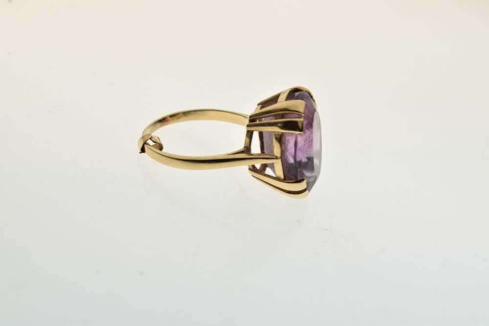 9ct gold dress ring set oval amethyst-coloured stone - Image 5 of 6