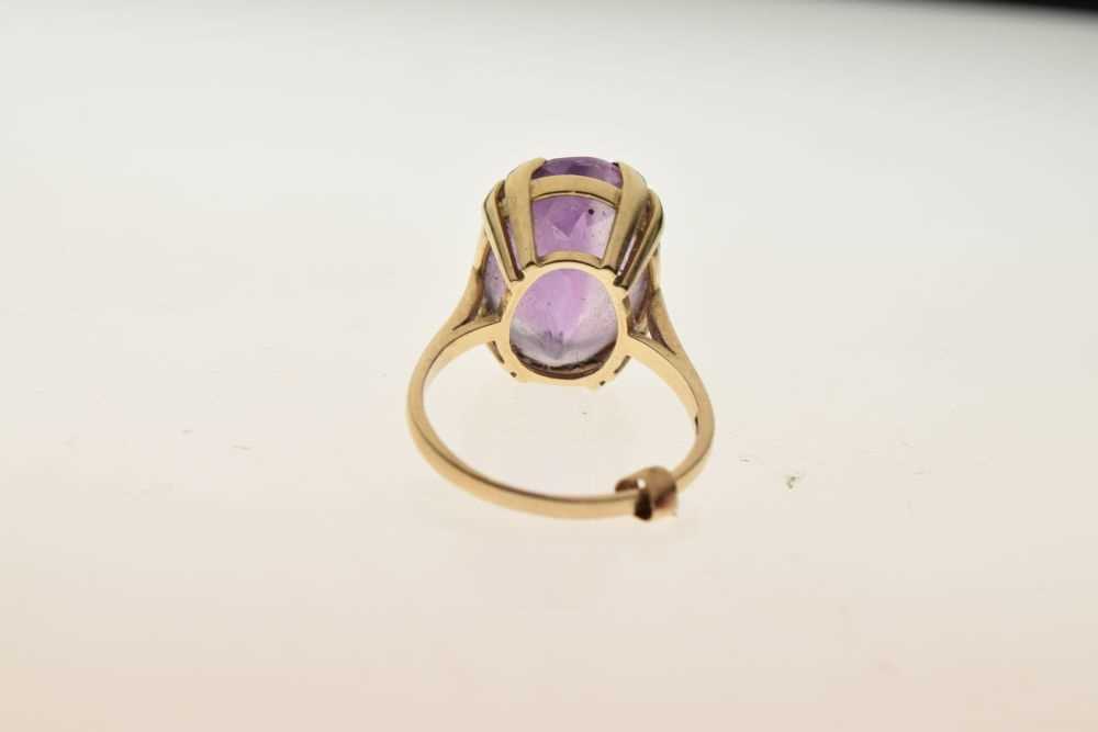 9ct gold dress ring set oval amethyst-coloured stone - Image 4 of 6