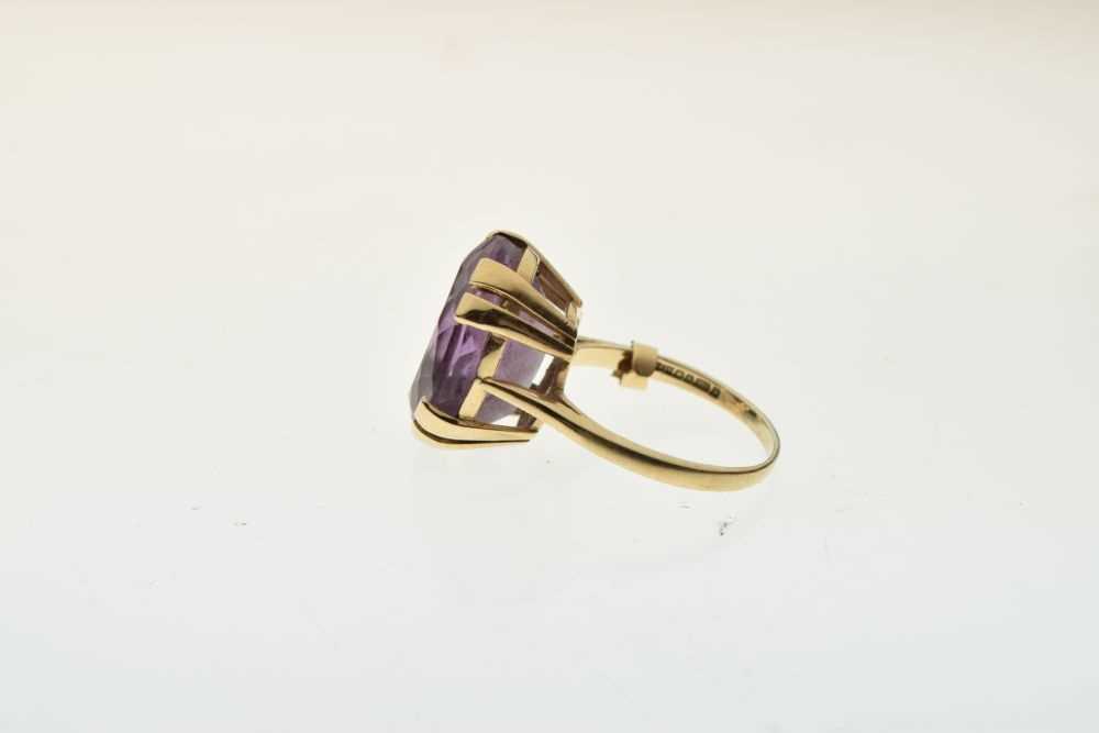 9ct gold dress ring set oval amethyst-coloured stone - Image 3 of 6