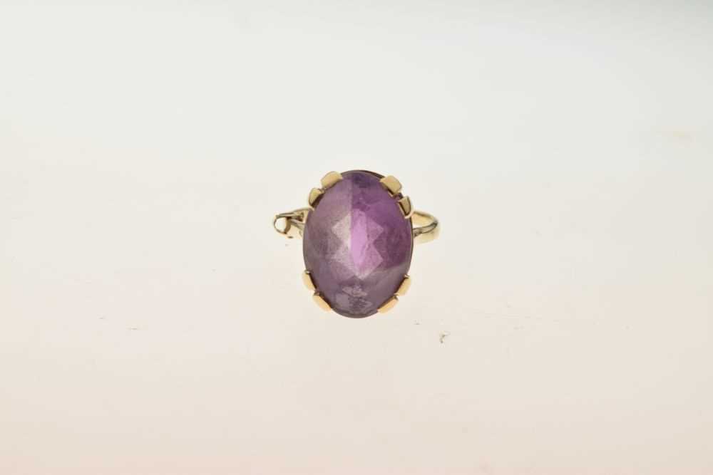 9ct gold dress ring set oval amethyst-coloured stone - Image 2 of 6