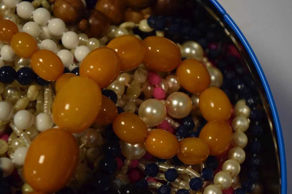 Quantity of costume jewellery beads and necklaces - Image 3 of 6