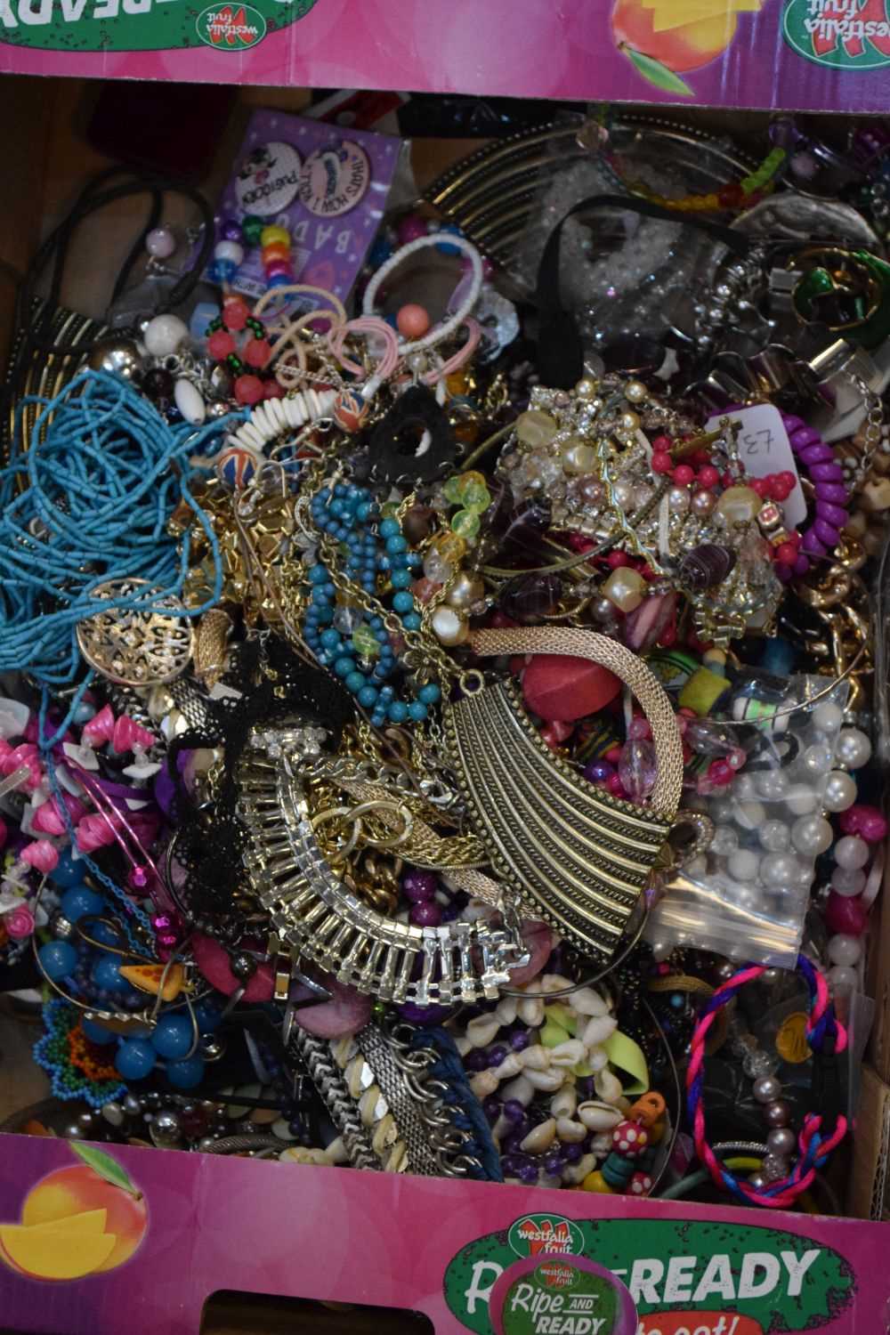 Quantity of costume jewellery - Image 5 of 5