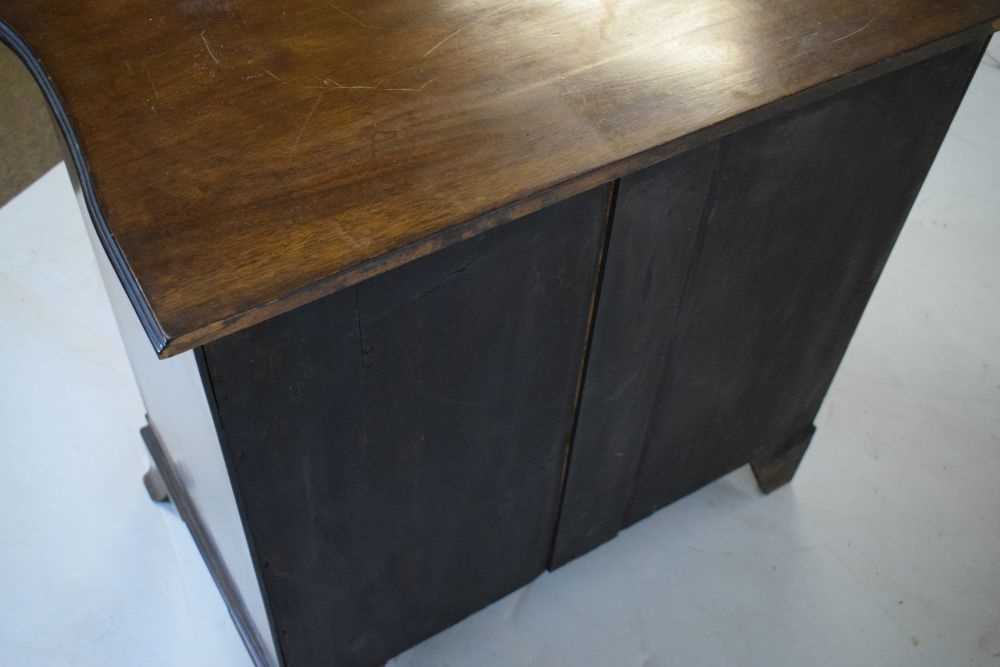 Old reproduction mahogany serpentine front chest of drawers - Image 5 of 6