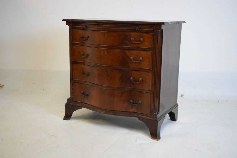 Old reproduction mahogany serpentine front chest of drawers - Image 2 of 6