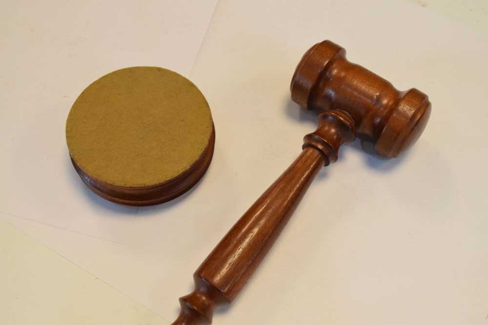 Auctioneer's gavel - Image 5 of 5