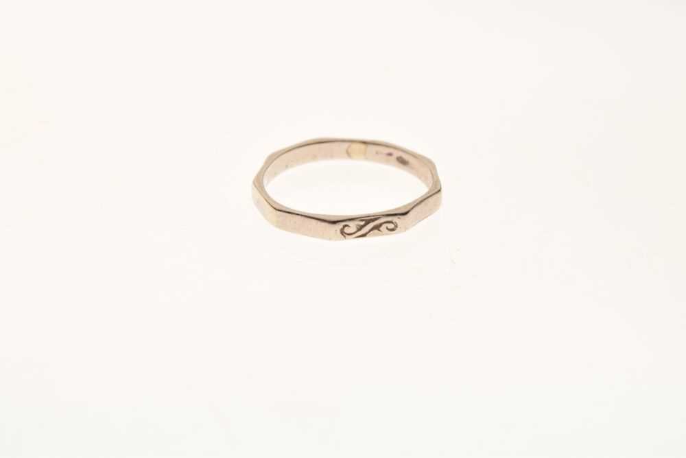 Platinum wedding band, size N 1/2 - Image 4 of 5