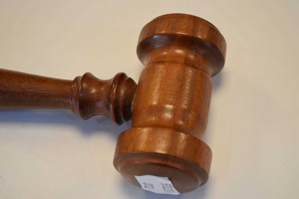 Auctioneer's gavel - Image 2 of 5