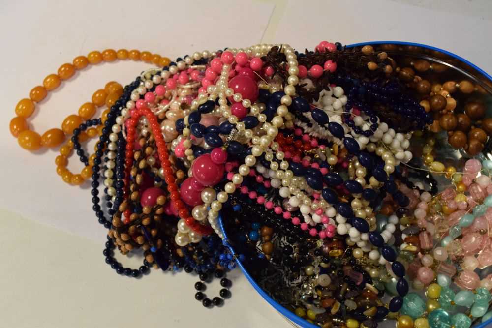Quantity of costume jewellery beads and necklaces - Image 5 of 6