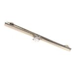 White metal bar brooch set single brilliant-cut diamond