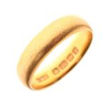 22ct gold wedding band, 7.8g