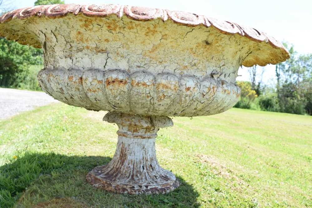 Victorian cast iron garden urn - Image 3 of 7