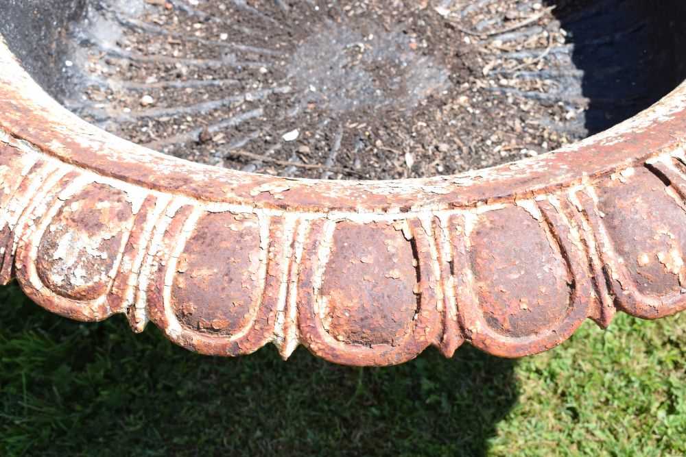 Victorian cast iron garden urn - Image 6 of 7