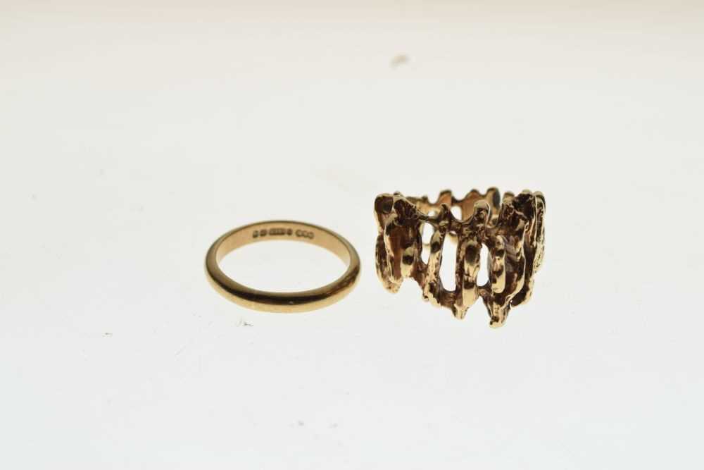 9ct gold wedding band - Image 2 of 5