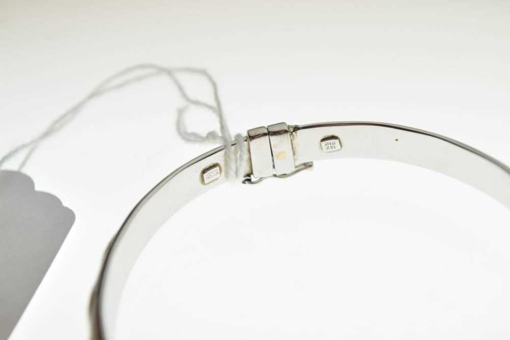 Bi-colour hinged bangle, 9.5g - Image 5 of 5