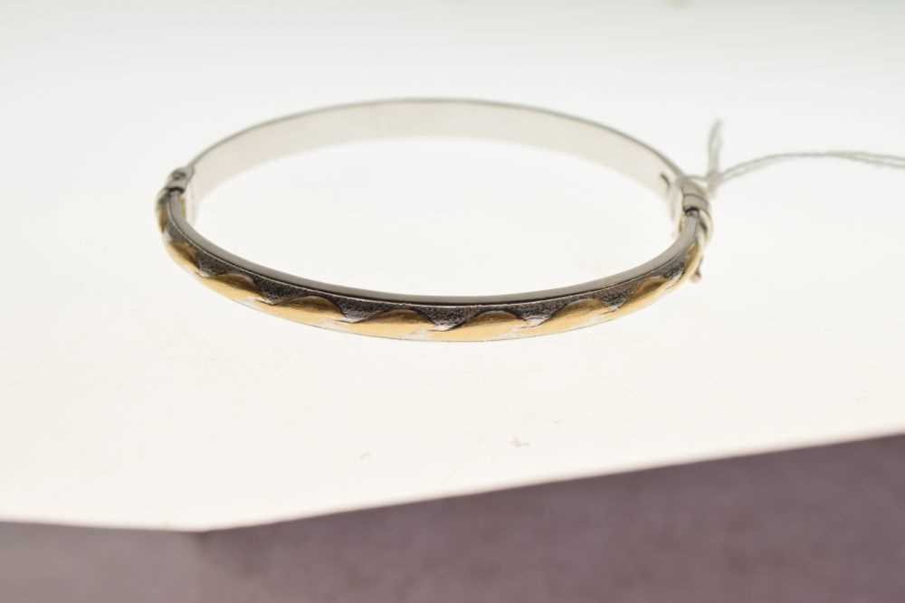 Bi-colour hinged bangle, 9.5g - Image 2 of 5