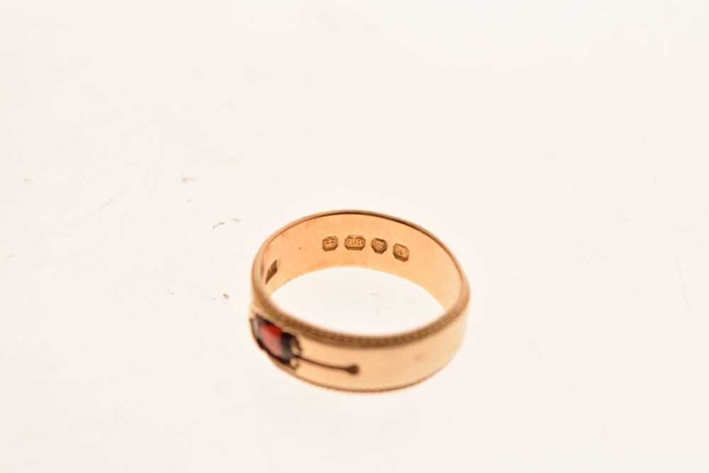 18ct gold band set garnet-coloured stone, size O, 5.3g gross approx - Image 6 of 6