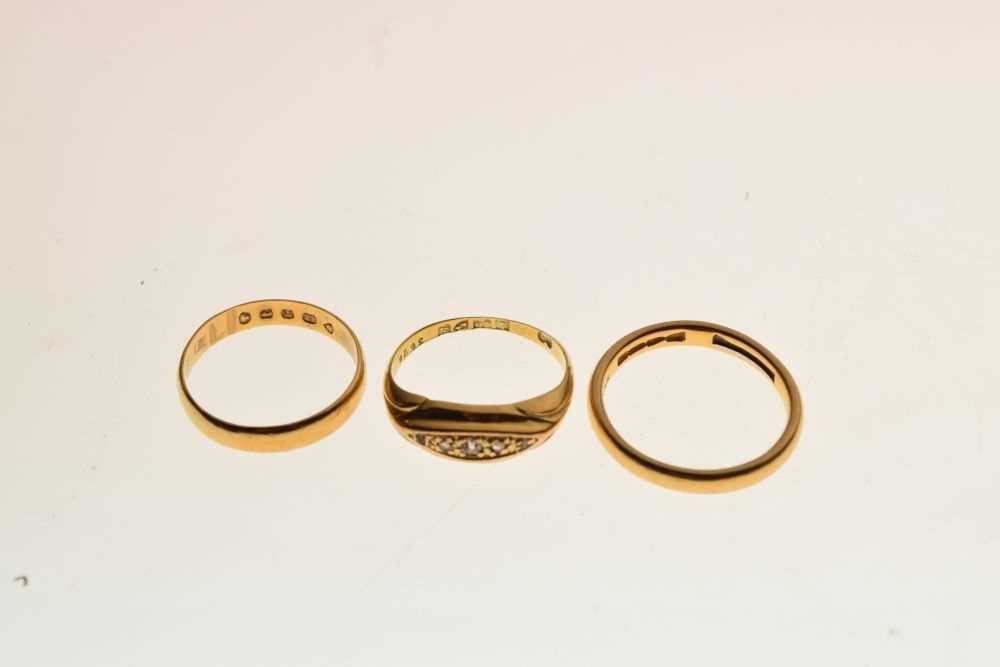 Two 22ct gold wedding bands, and an 18ct five-stone diamond ring - Image 3 of 5