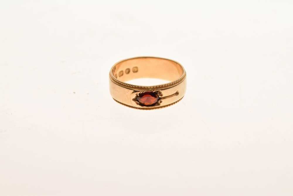 18ct gold band set garnet-coloured stone, size O, 5.3g gross approx - Image 2 of 6