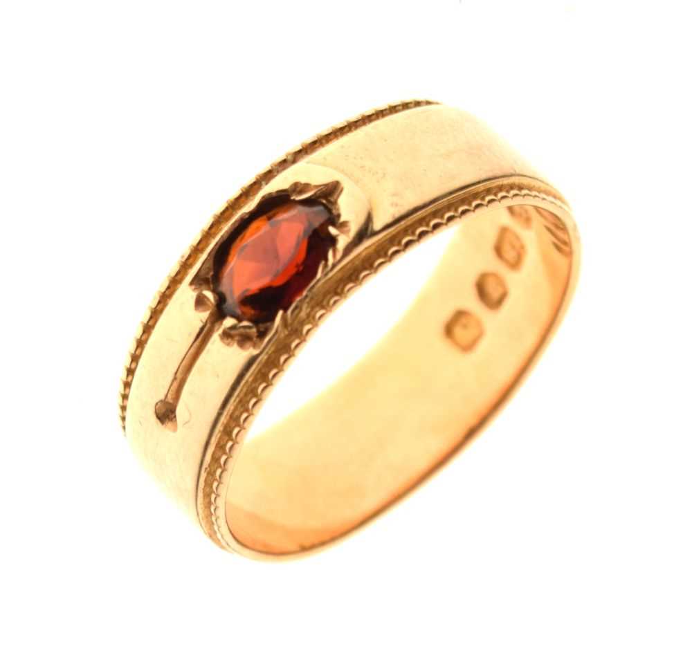 18ct gold band set garnet-coloured stone, size O, 5.3g gross approx